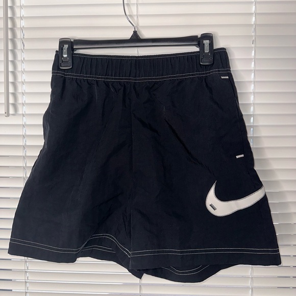 Nike Sportswear Swoosh Women's Woven High-Rise Shorts , Size: XS , Color: BLACK - Picture 2 of 7